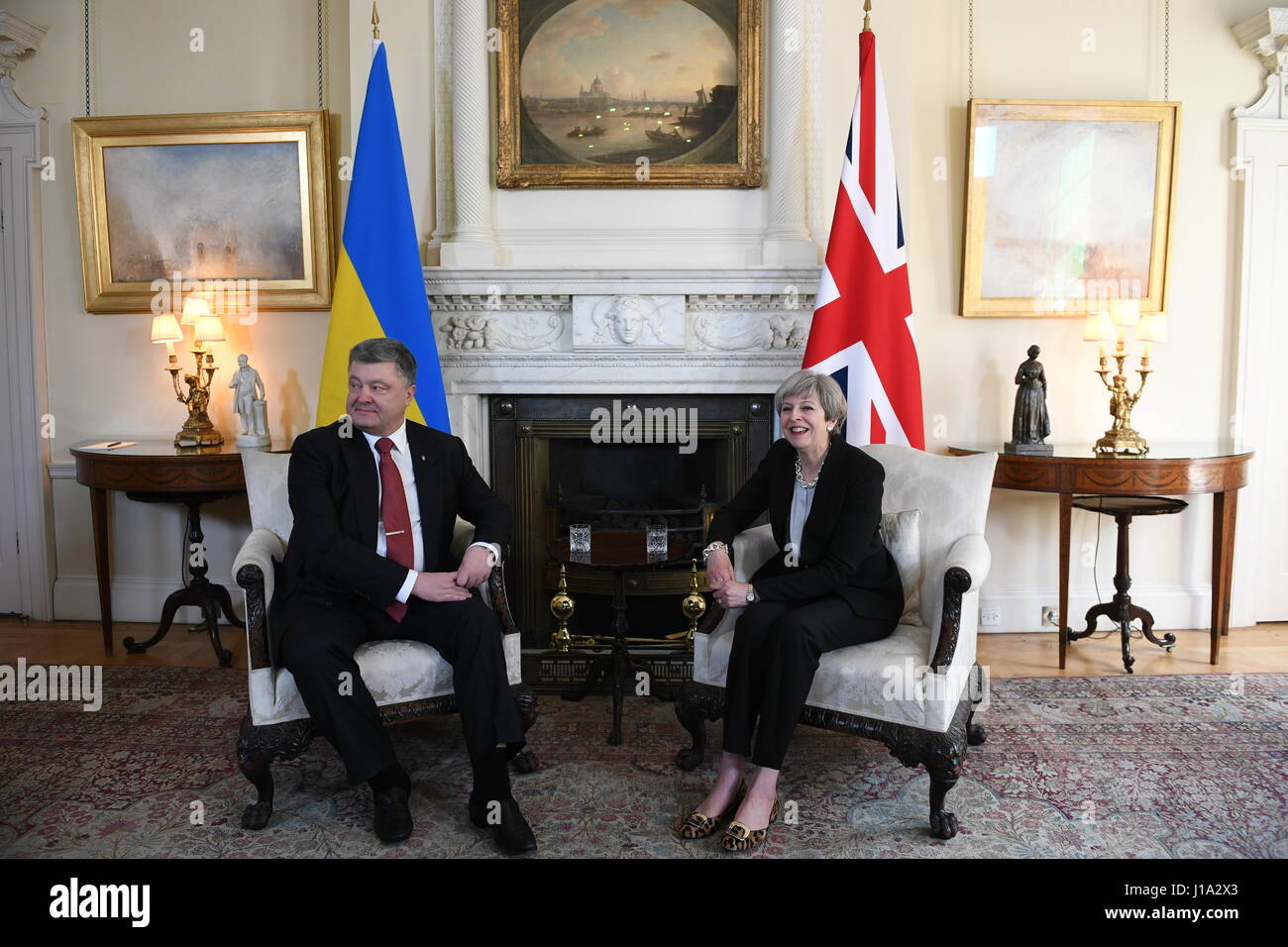 Premierminister Theresa Mai Gastgeber ukrainischen Präsidenten Petro Poroshenko für Gespräche in 10 Downing Street, London. Stockfoto