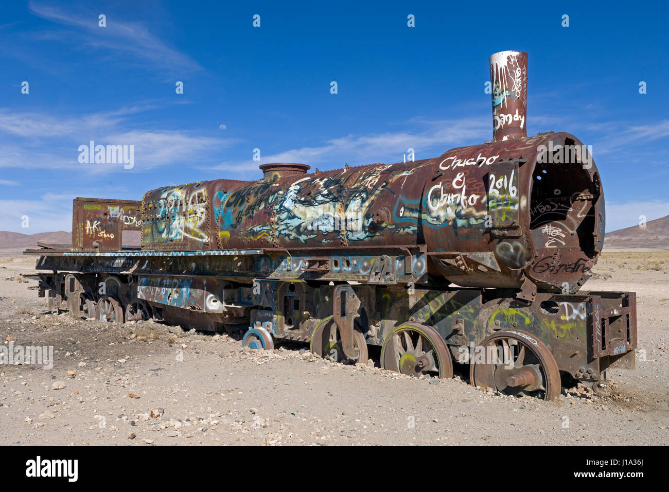 Alte rostige Lokomotive übersät mit Graffiti steht einsam in der Cementerio de Los Trenes, dem größten Eisenbahn-Friedhof in der Welt Stockfoto