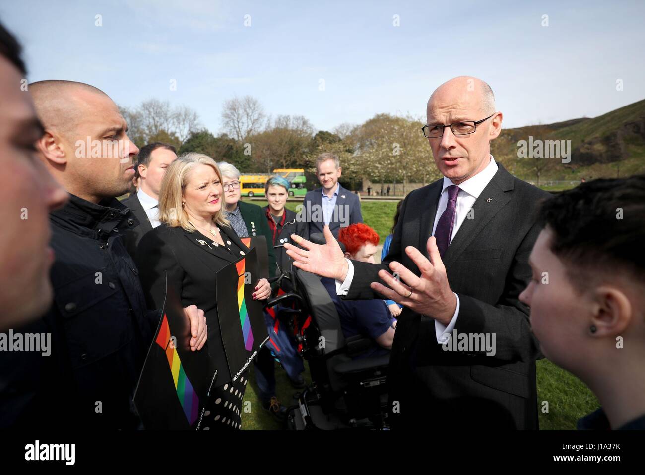 Stellvertretende erste Minister John Swinney trifft sich mit Vertretern der Zeit für inklusive Bildung (TIE) Kampagne, LGBT Jugend Schottland und Stonewall Schottland außerhalb des schottischen Parlaments, Edinburgh, vor einer Debatte, wo LGBTI der Geschlechter in den Schulen soll überprüft werden. Stockfoto