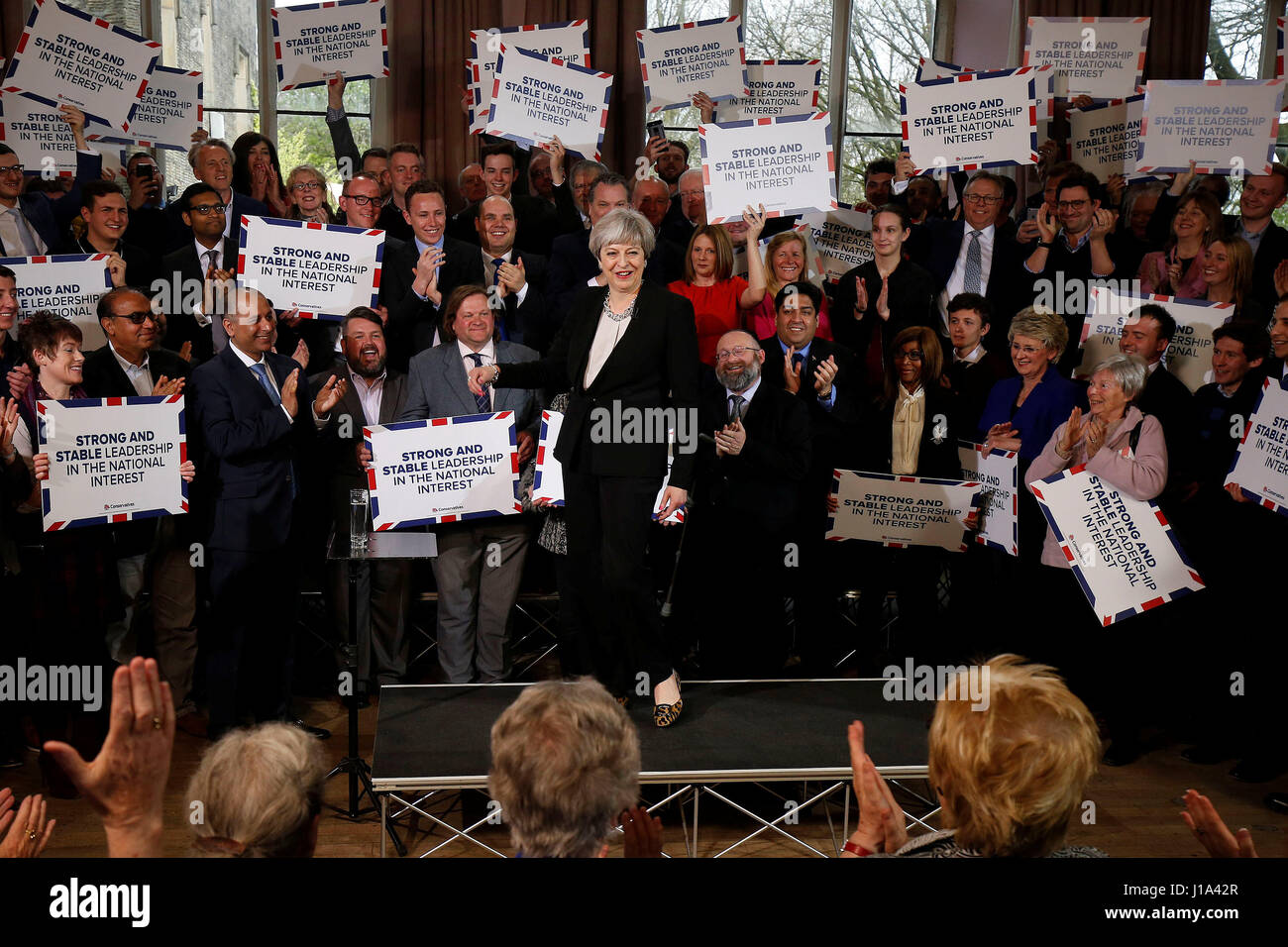 Premierminister Theresa May hält eine Rede im Pfarrsaal Walmsley, Bolton, als sie Wähler für das Mandat fragte, Post-Austritt Großbritanniens vor den bevorstehenden Wahlkampf zu führen. Stockfoto