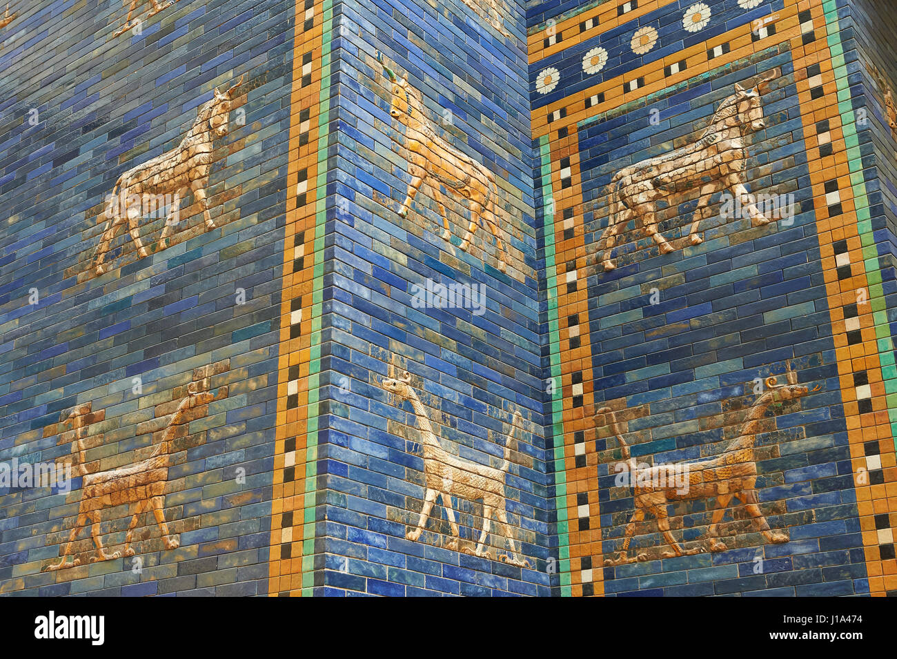 Farbig glasiert Mauertafeln der Fassade des ersten kleineren Ischtar-Tor, Babylon, von 604-562 v. Chr. aus. Babylon (heute Irak). Die Ishtar Stockfoto