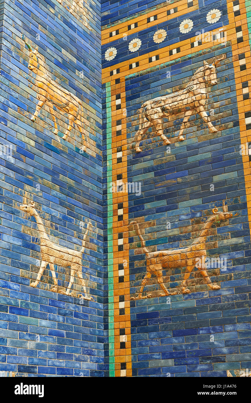 Farbig glasiert Mauertafeln der Fassade des ersten kleineren Ischtar-Tor, Babylon, von 604-562 v. Chr. aus. Babylon (heute Irak). Die Ishtar Stockfoto