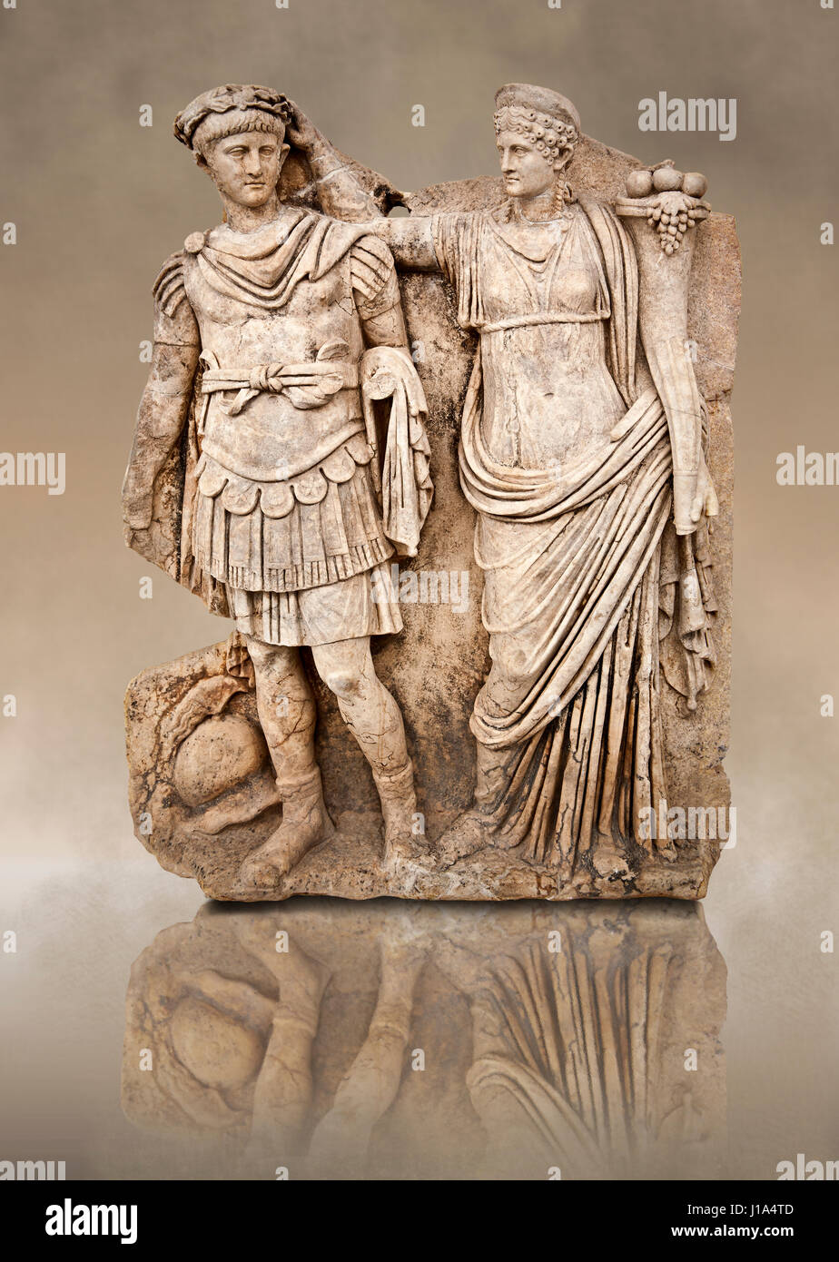 Römische Tempel Releif Skulptur des Tiberius wird gekrönt von Andreia, Aphrodisias Museum, Aphrodisias, Türkei. Die Marterrad Göttin Figur ist gedacht Stockfoto
