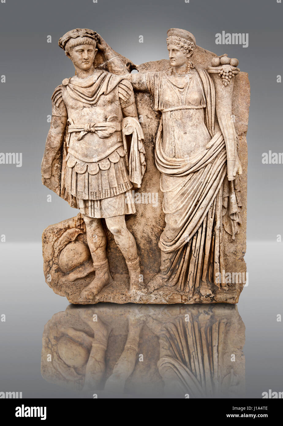 Römische Tempel Releif Skulptur des Tiberius wird gekrönt von Andreia, Aphrodisias Museum, Aphrodisias, Türkei. Die Marterrad Göttin Figur ist gedacht Stockfoto