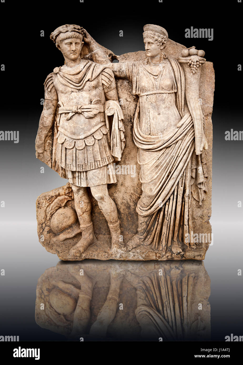 Römische Tempel Releif Skulptur des Tiberius wird gekrönt von Andreia, Aphrodisias Museum, Aphrodisias, Türkei. Die Marterrad Göttin Figur ist gedacht Stockfoto