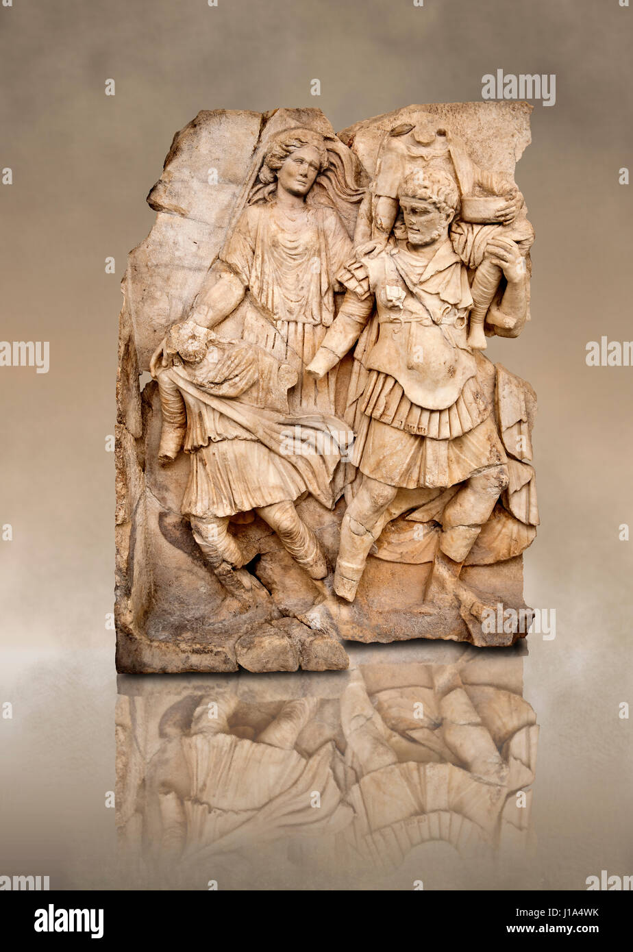 Römischer Tempel freize Releif Skulptur von Aineas Flucht Troja mit seiner Frau & Kinder von The South Building, Zimmer 1-3, Aphrodisias Museum, Aphrod Stockfoto