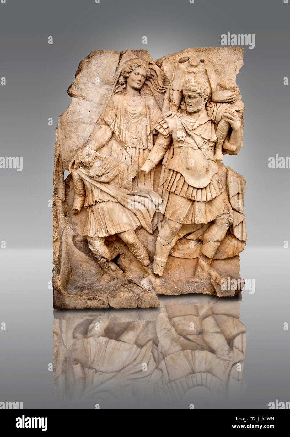Römischer Tempel freize Releif Skulptur von Aineas Flucht Troja mit seiner Frau & Kinder von The South Building, Zimmer 1-3, Aphrodisias Museum, Aphrod Stockfoto