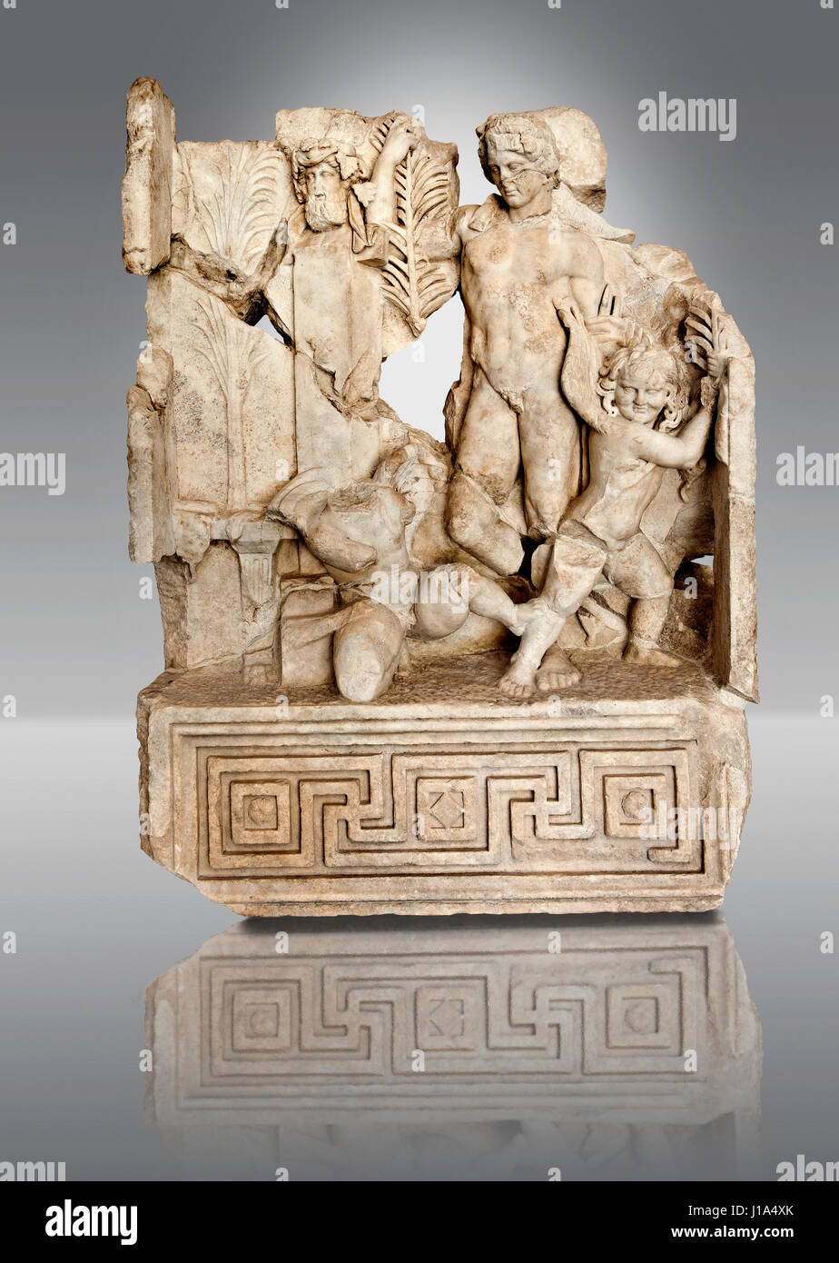 Römischer Tempel freize Releif Skulptur, Allegorie eines sportlichen Wettbewerbs [Agon], Aphrodisias Museum, Aphrodisias. Die Säule mit einem bärtigen Kopf o Stockfoto