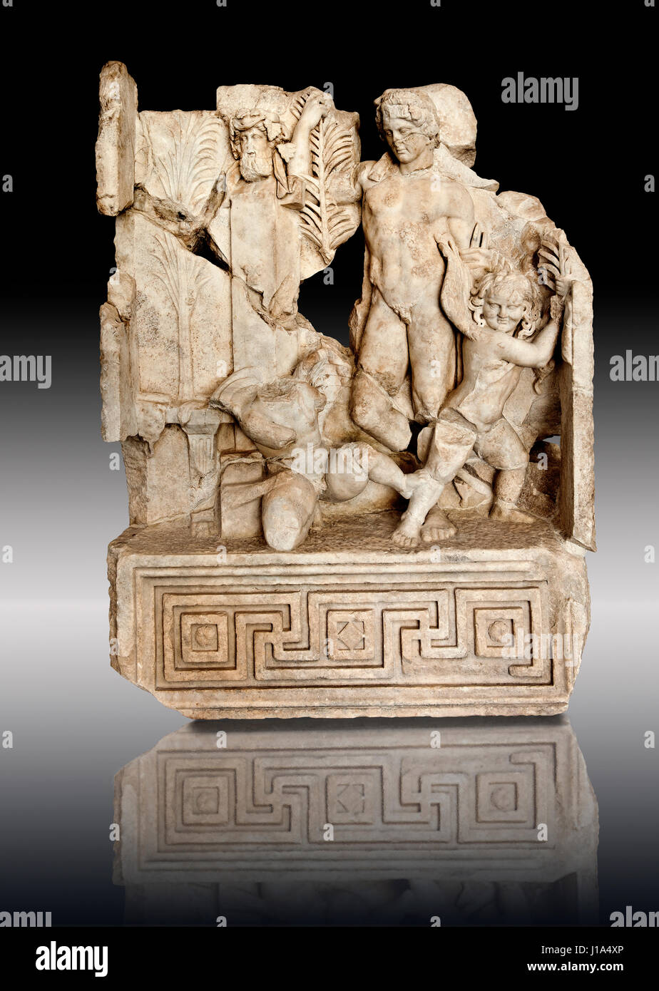 Römischer Tempel freize Releif Skulptur, Allegorie eines sportlichen Wettbewerbs [Agon], Aphrodisias Museum, Aphrodisias. Die Säule mit einem bärtigen Kopf o Stockfoto