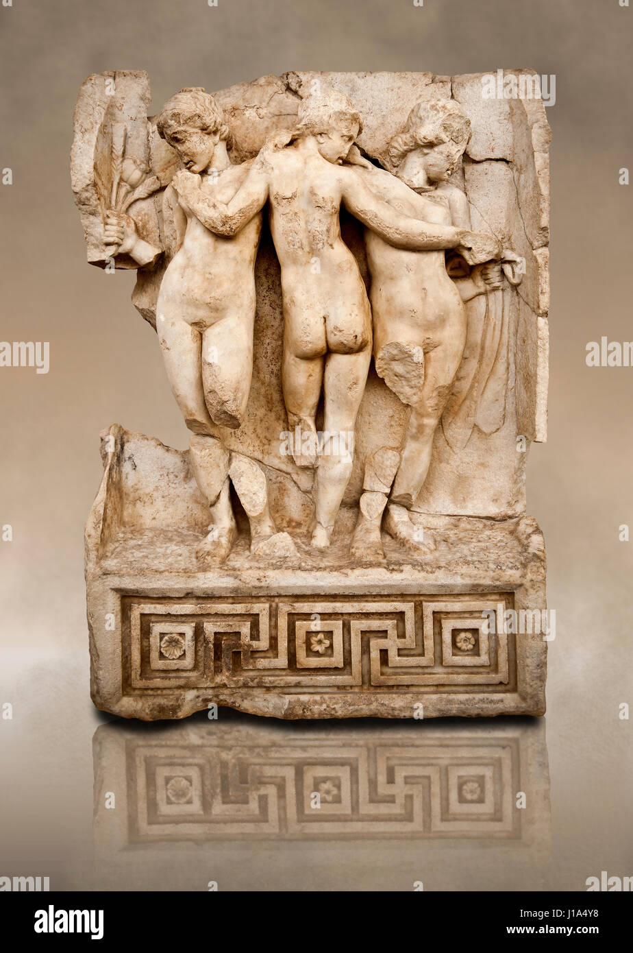 Römischer Tempel freize Releif Skulptur die drei Grazien aus dem Süd-Gebäude, 2. Stock, Aphrodisias Museum, Aphrodisias, Türkei. Stockfoto