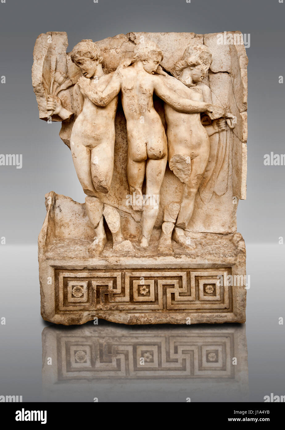 Römischer Tempel freize Releif Skulptur die drei Grazien aus dem Süd-Gebäude, 2. Stock, Aphrodisias Museum, Aphrodisias, Türkei. Stockfoto