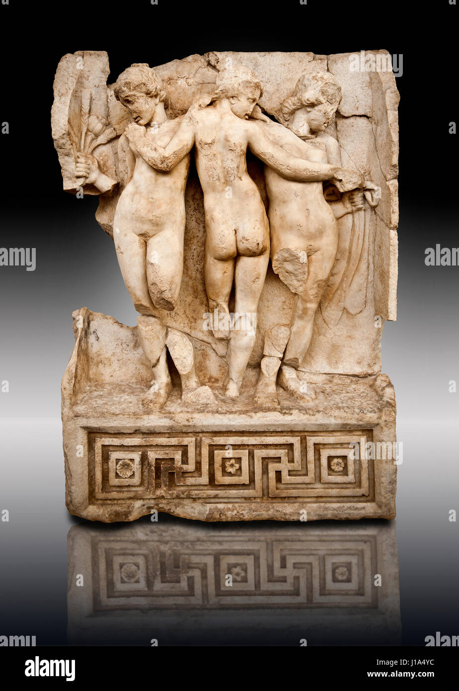 Römischer Tempel freize Releif Skulptur die drei Grazien aus dem Süd-Gebäude, 2. Stock, Aphrodisias Museum, Aphrodisias, Türkei. Stockfoto