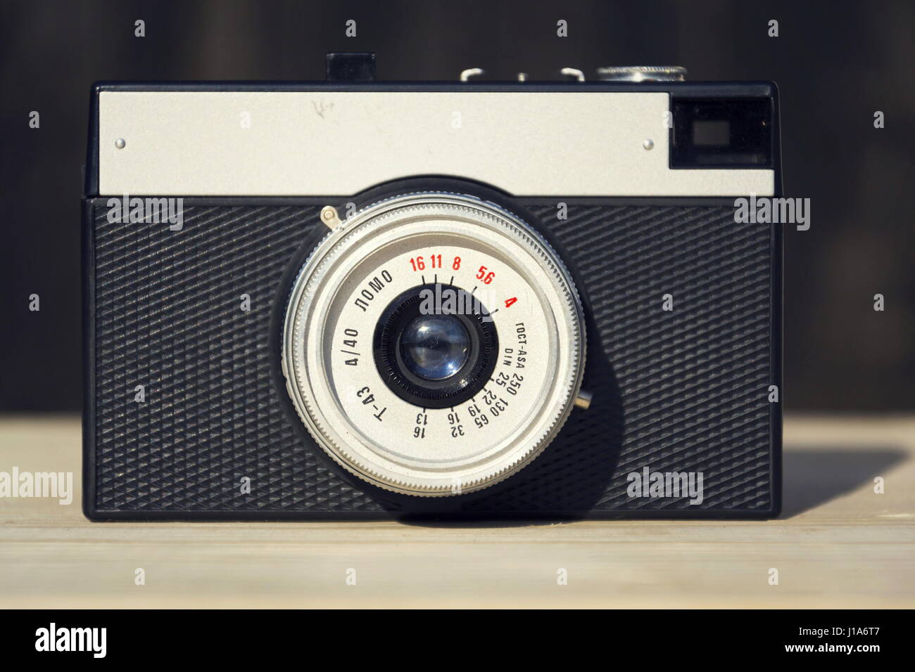 Alte Vintage gefilterte Kamera auf hölzernen Hintergrund Stockfoto