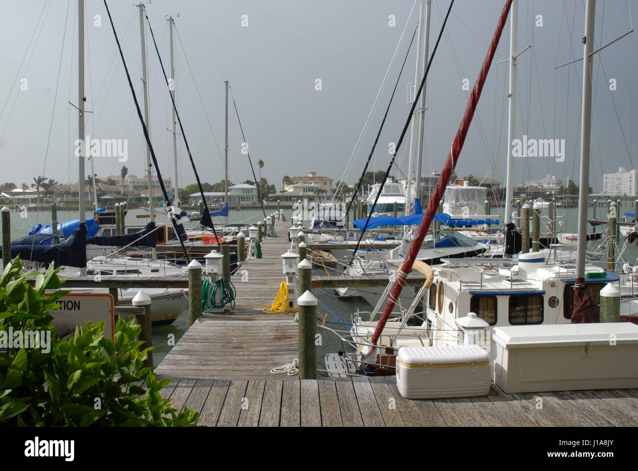 Boote und Docks klare Wasser Strand Florida Stockfoto