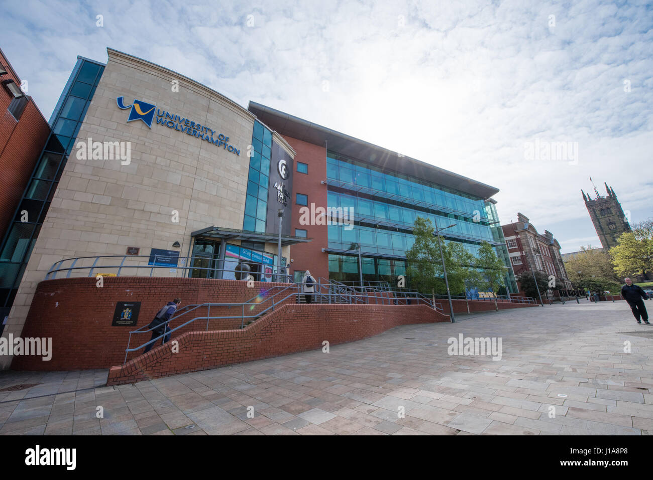 Weitwinkel-Ansicht der Bibliothek der University of Wolverhampton mit Stiftskirche St. Peter im Hintergrund an einem sonnigen Frühlingstag Stockfoto