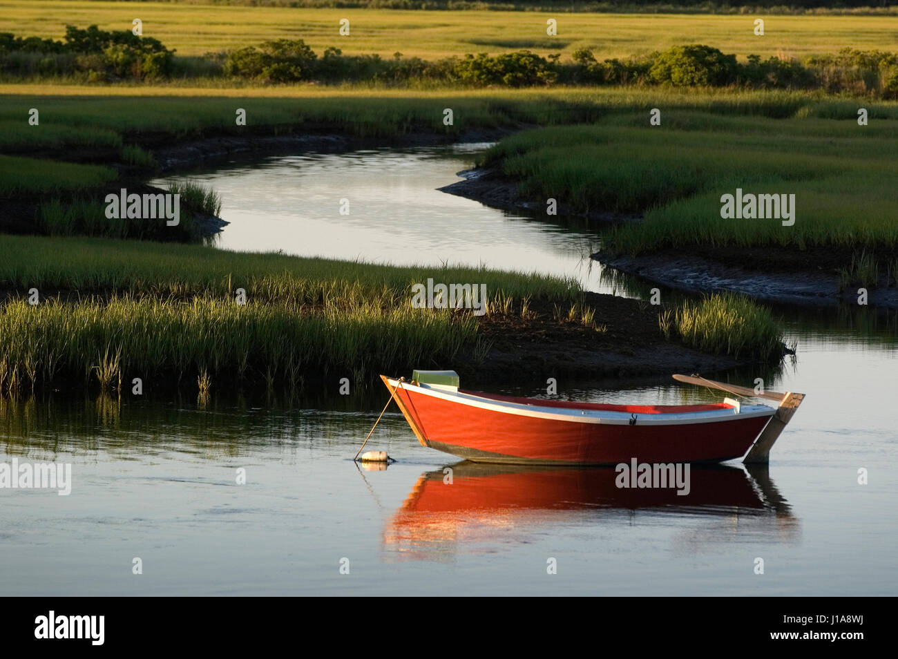 Ein Boot vor Anker in einem Salz-Sumpf in West Harwich, Massachusetts auf Cape Cod - USA Stockfoto