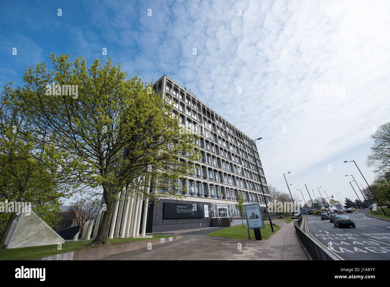 Stadtlandschaft Ansicht von Wolverhampton Universität Kunstschule in konkrete Brutalismus und der Ringstraße an einem Frühlingstag Stockfoto