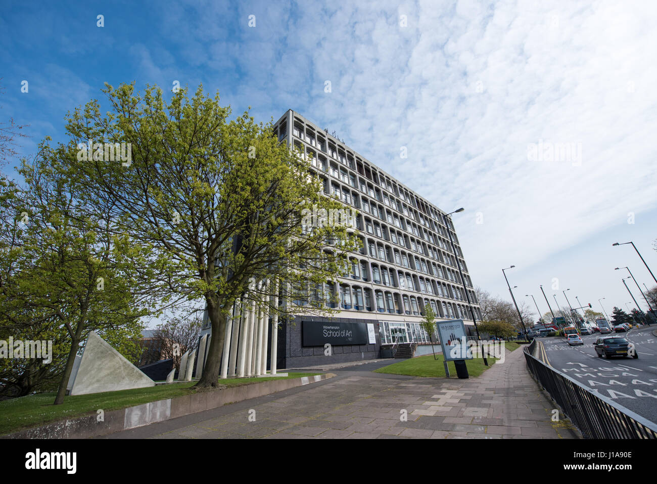 Stadtlandschaft Ansicht von Wolverhampton Universität Kunstschule in konkrete Brutalismus und der Ringstraße an einem Frühlingstag Stockfoto