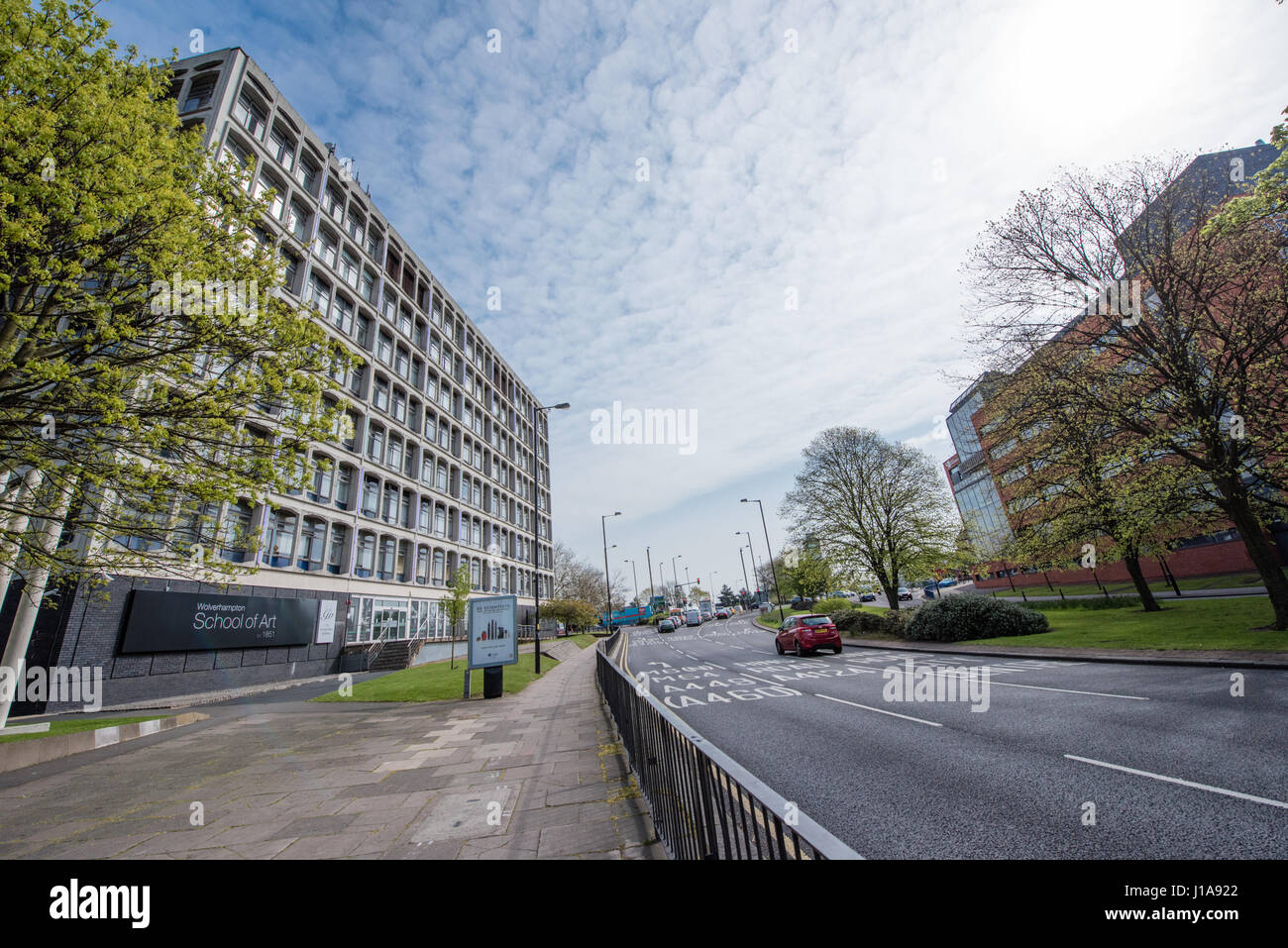 Stadtlandschaft Ansicht von Wolverhampton Universität Kunstschule in konkrete Brutalismus und der Ringstraße an einem Frühlingstag Stockfoto