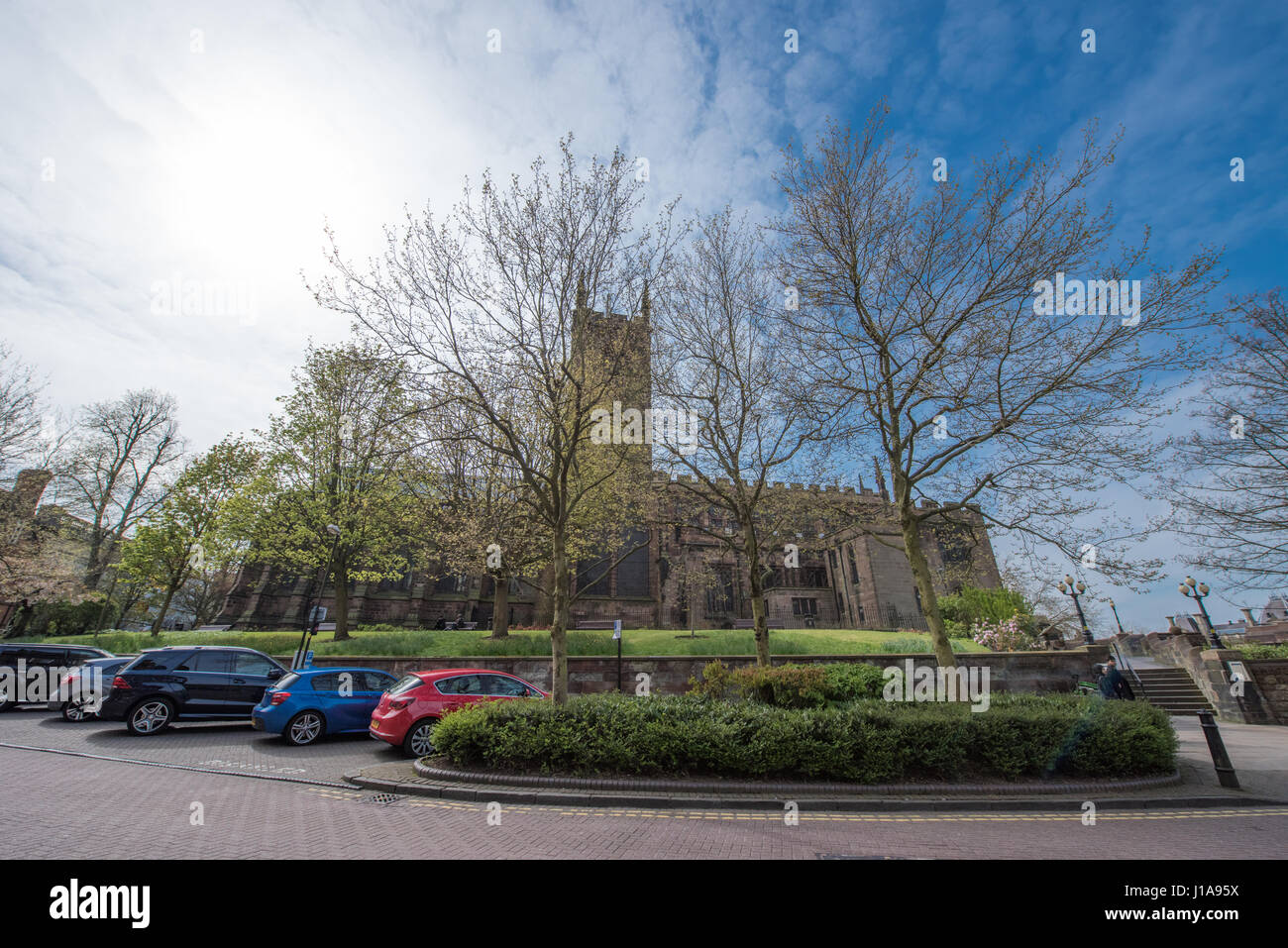 An einem Frühlingstag der Stiftskirche St. Peter in Wolverhampton mit den Stadtrat-Büros mit blauem Himmel im Hintergrund anzeigen. Stockfoto