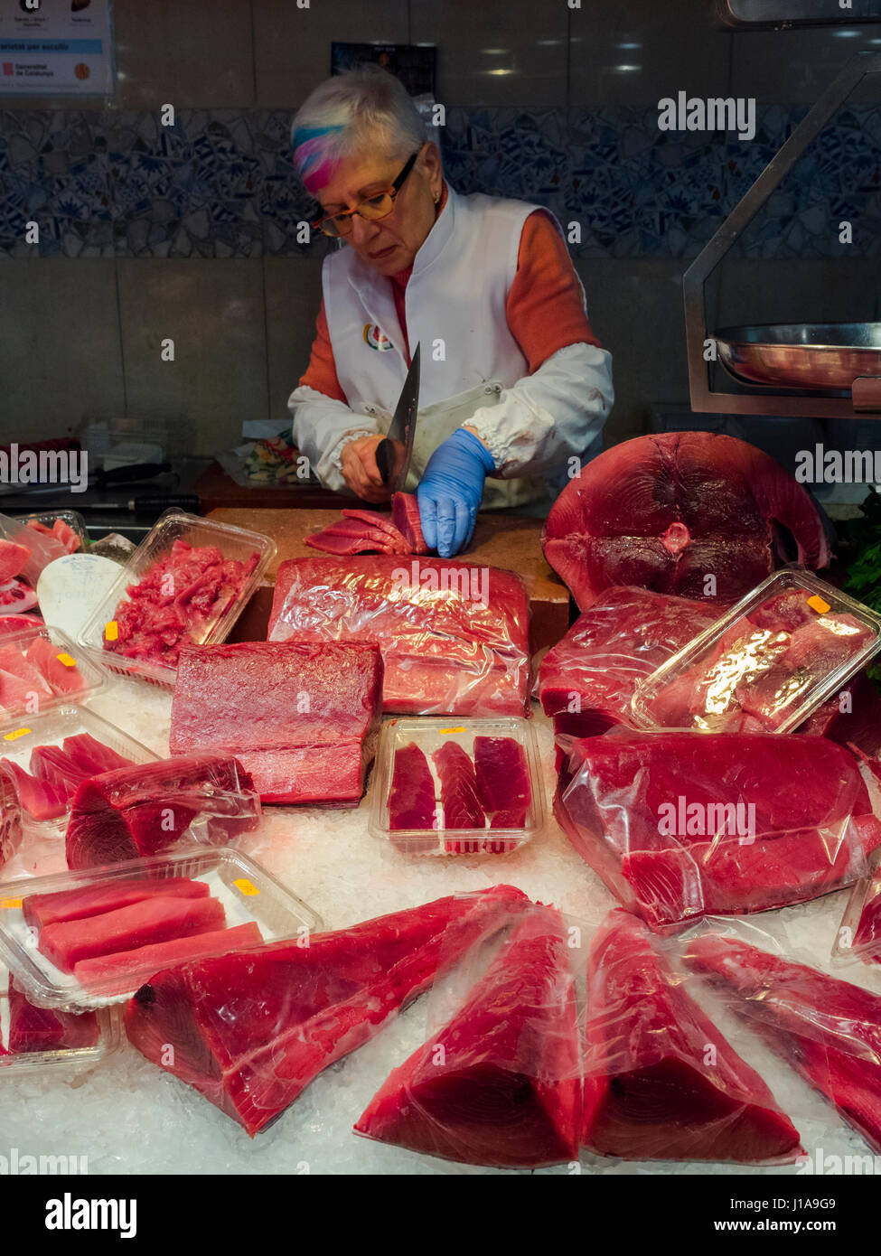 Ein Fischer aus dem Markt der Boqueria Werkzeuge ein schönes Stück von rotem Thun Stockfoto
