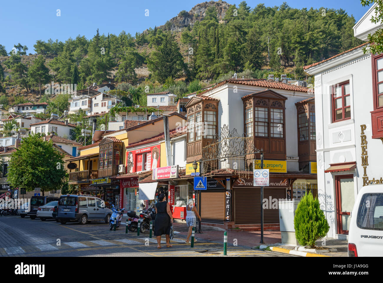 Blick auf die Kreuzung der Market Street (Carsi Caddesi) und 47 Street in Fethiye, Türkei. Stockfoto