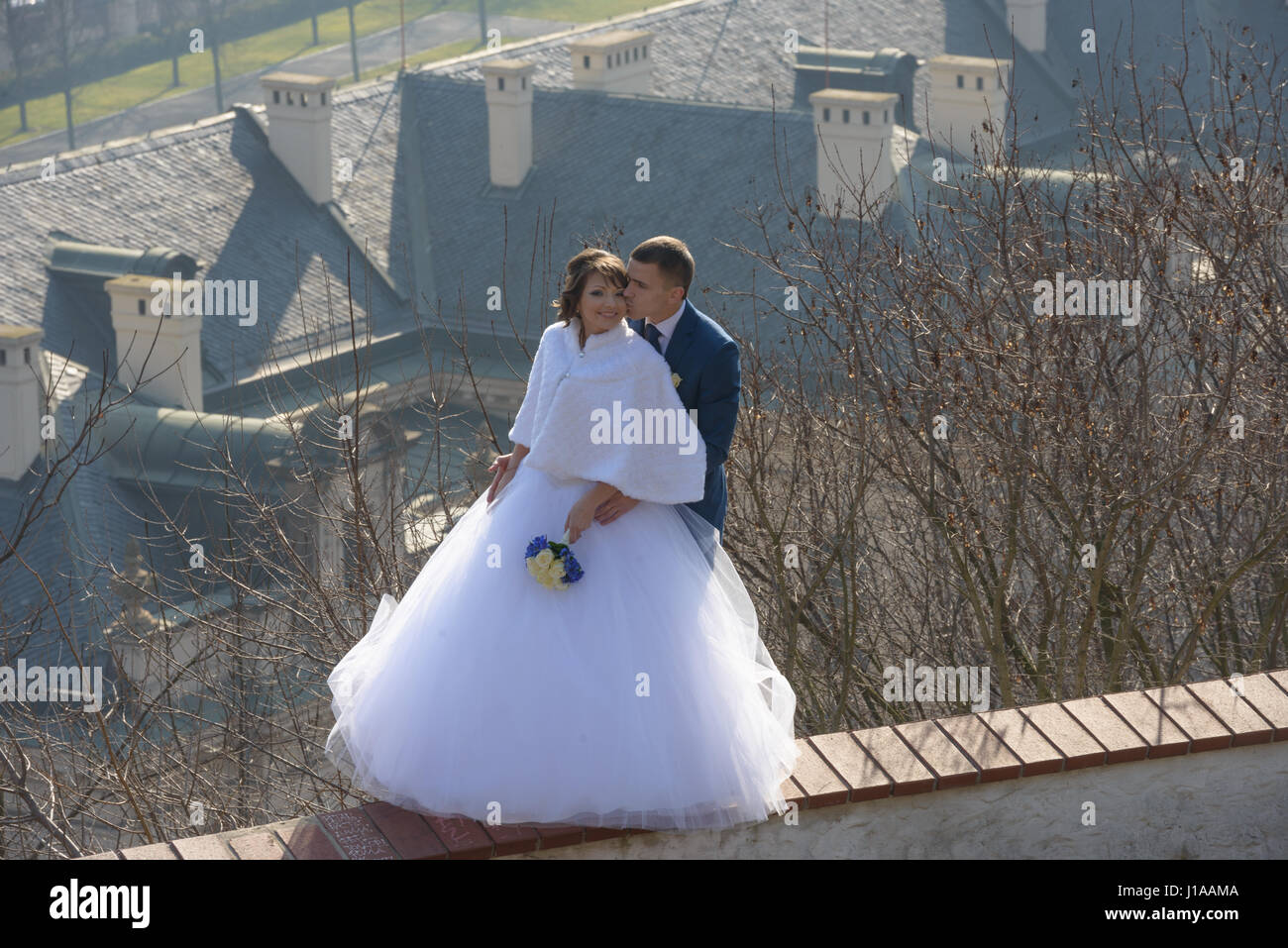 Gerade verheiratet stellen am Rand des hohen Stützmauer in der Nähe von Kramar Villa und Havansky Pavillon in Letna Park auf Grund der Stark Akademiegebäude R Stockfoto