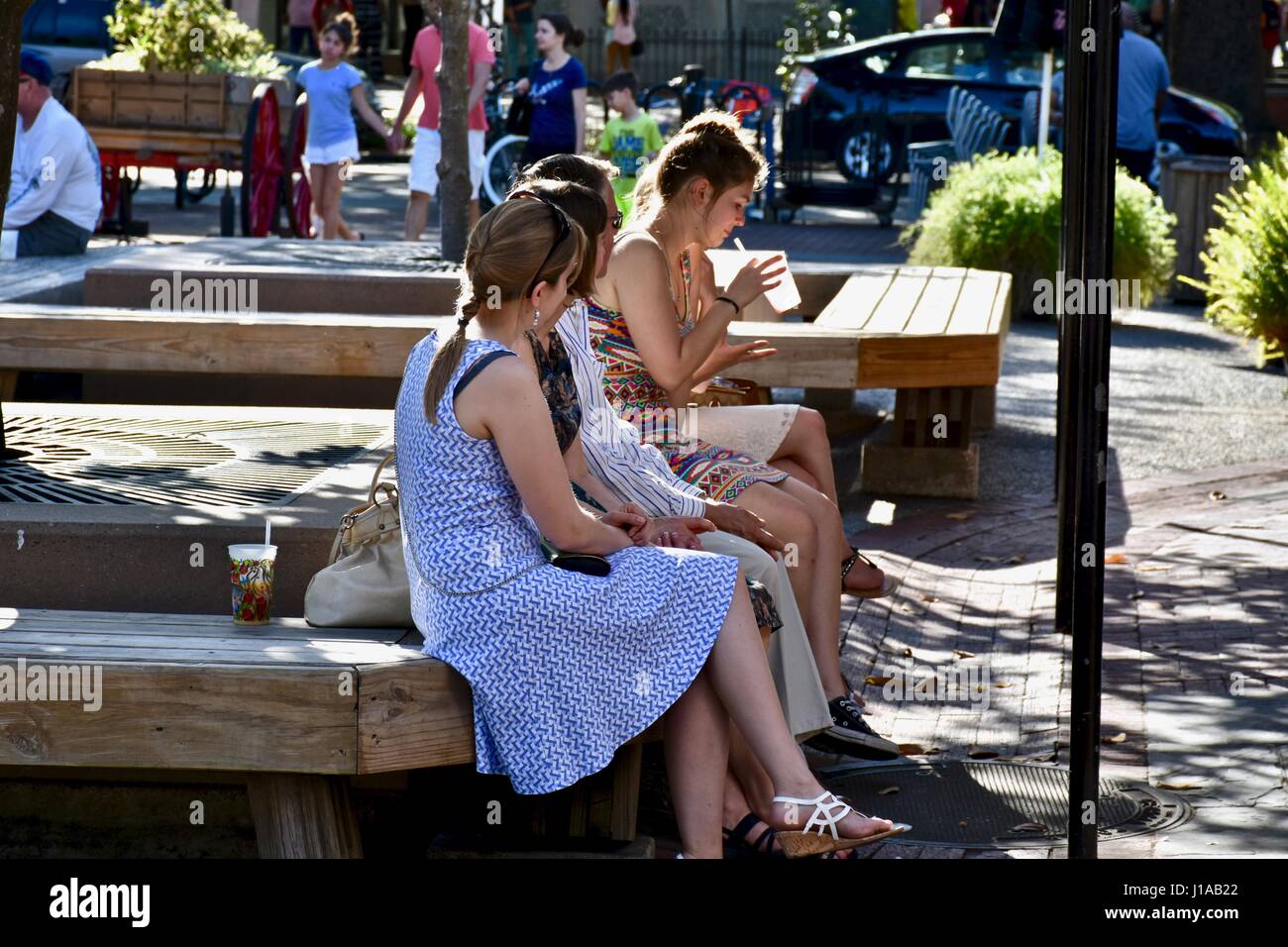 Vier Frauen im Park sitzen genießen Sie erfrischende Getränke an einem heissen Sommertag, Savannah, GA, USA Stockfoto
