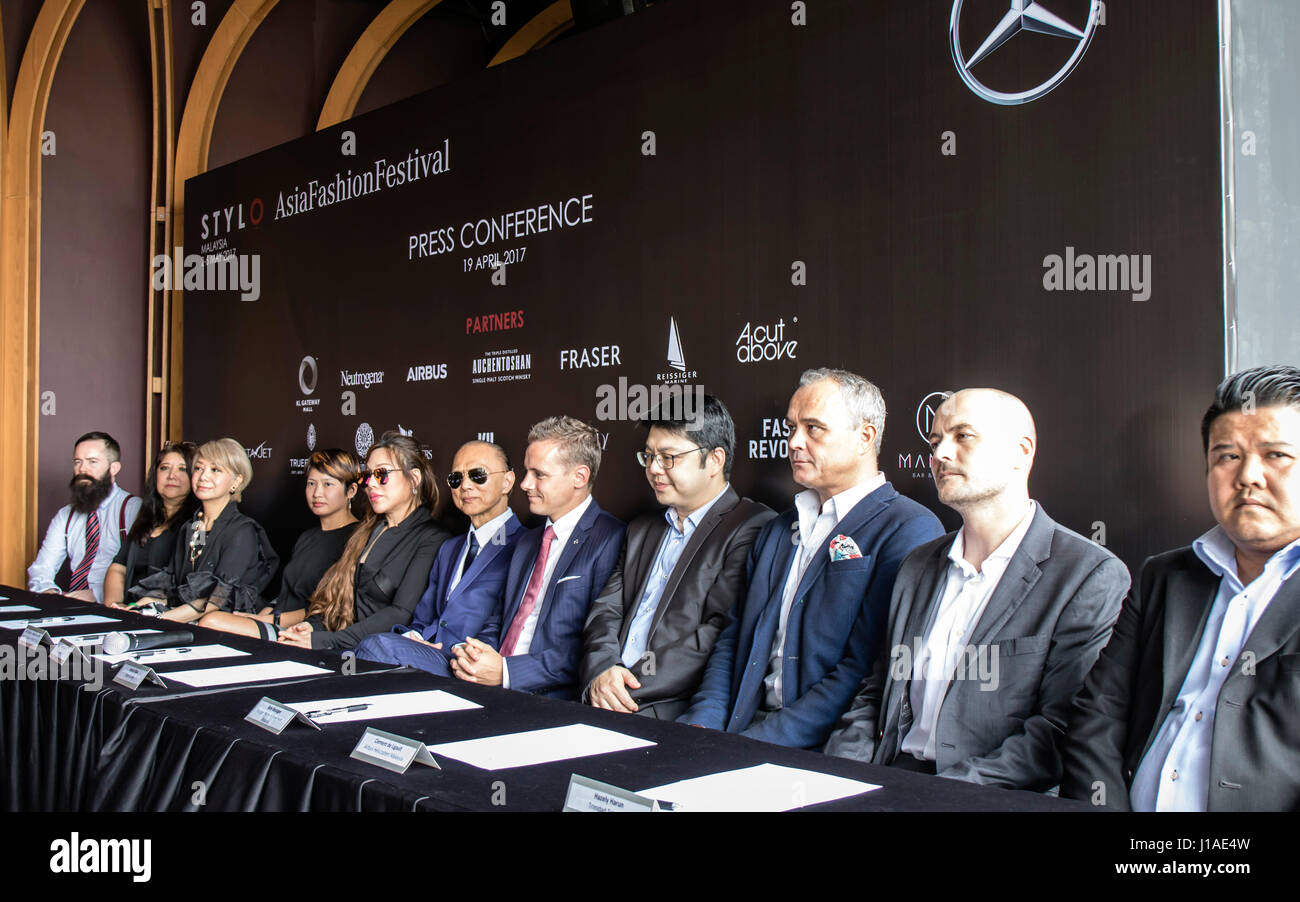 Kuala Lumpur, Malaysia. 19. April 2017. Mercedes Benz STYLO Asia Fashion Festival 2017 (AFF 2017) eine Pressekonferenz heute um Start AFF 2017. Datuk Jimmy Choo, OBE, (R, 6) war der Ehrengast und Berater für AFF2017. Dato Nancy Yeoh, CEO von STYLO sitzt rechts von Datuk Jimmy Choo und mit VIP-Event-Sponsoren. Bildnachweis: Danny Chan/Alamy Live-Nachrichten Stockfoto