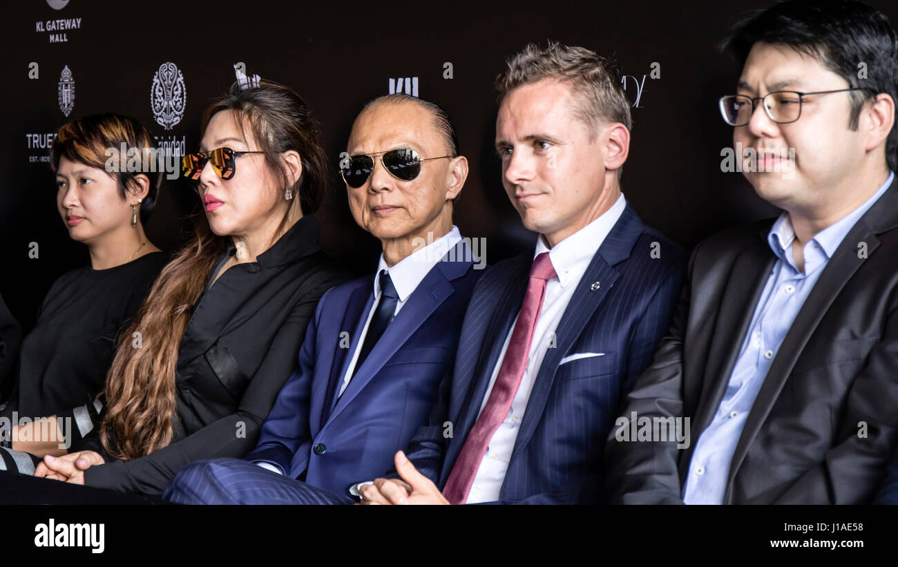 Kuala Lumpur, Malaysia. 19. April 2017. Mercedes Benz STYLO Asia Fashion Festival 2017 (AFF 2017) eine Pressekonferenz heute um Start AFF 2017. Datuk Jimmy Choo, OBE, (R, 3) war der Ehrengast und Berater für AFF2017. Dato Nancy Yeoh, CEO von STYLO sitzt rechts von Datuk Jimmy Choo und mit VIP-Event-Sponsoren. Bildnachweis: Danny Chan/Alamy Live-Nachrichten Stockfoto