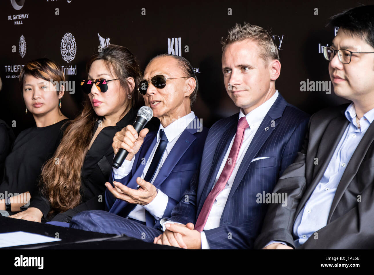 Kuala Lumpur, Malaysia. 19. April 2017. Mercedes Benz STYLO Asia Fashion Festival 2017 (AFF 2017) eine Pressekonferenz heute um Start AFF 2017. Datuk Jimmy Choo, OBE, (R, 3) war der Ehrengast und Berater für AFF2017. Er hielt eine Ansprache, willkommen und starten Sie die AFF2017 mit den VIP-Sponsoren. Bildnachweis: Danny Chan/Alamy Live-Nachrichten Stockfoto
