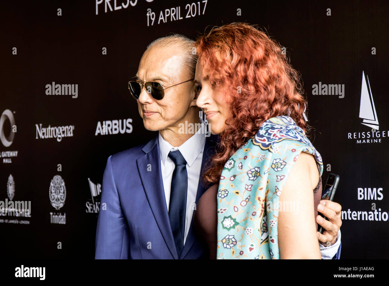 Kuala Lumpur, Malaysia. 19. April 2017. Mercedes Benz STYLO Asia Fashion Festival 2017 (AFF 2017) eine Pressekonferenz heute AFF 2017 in Kuala Lumpur zu starten. Datuk Jimmy Choo, OBE, posieren mit Gästen und Designer für ein Foto. Bildnachweis: Danny Chan/Alamy Live-Nachrichten Stockfoto