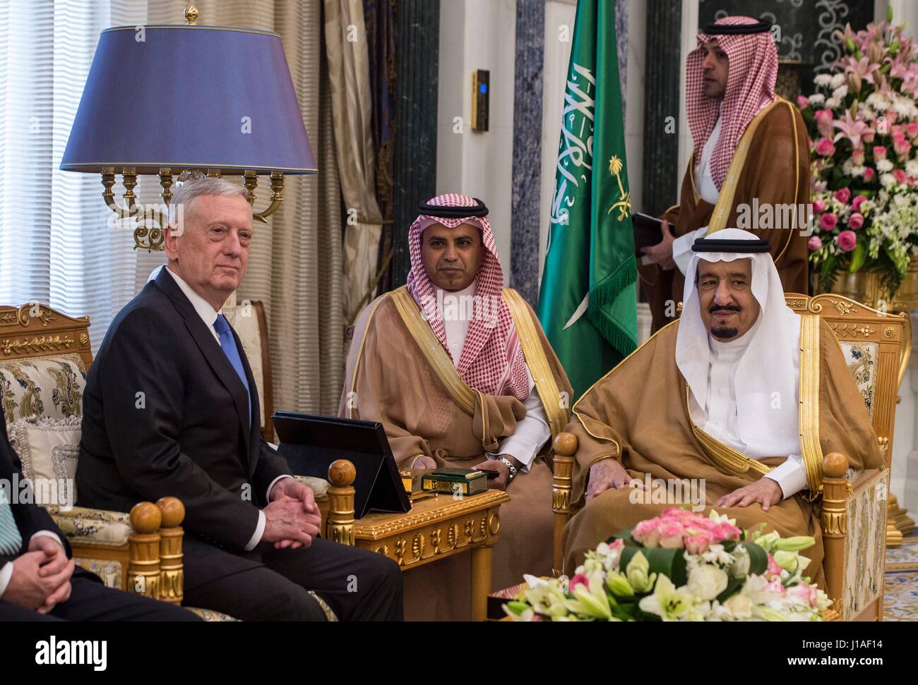 US-Verteidigungsminister Jim Mattis während einer bilateralen Treffen mit saudischen König Salman Bin Abdulaziz Al-Saud, Recht, 18. April 2017 in Riyadh, Saudi Arabien. Stockfoto