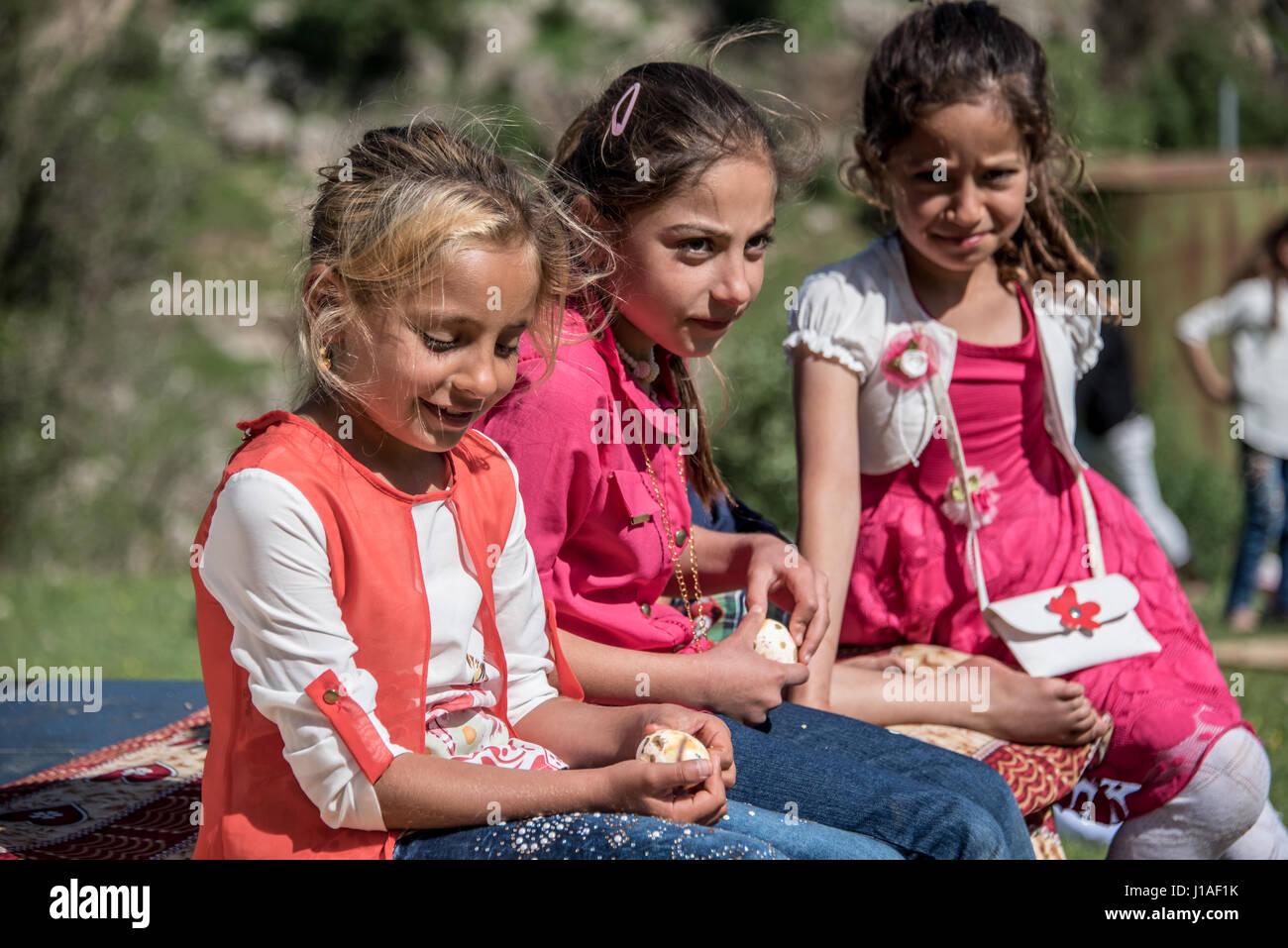 Monotheistisch, Irakisch-Kurdistan. 19. April 2017. Kinder Celelbrating Sere Sal oder Jesiden Neujahr mit bunten, hart gekochten Eiern als Symbol für Fruchtbarkeit und Erneuerung. Die Eizellen sind die Möglichkeit, die Yeziden, die Erde wandte sich von flüssig zu fest am monotheistisch am Anfang der Schöpfung glauben. Monotheistisch, Irakisch-Kurdistan. 19. April 2017 Kredit: Elizabeth Fitt/Alamy Live-Nachrichten Stockfoto