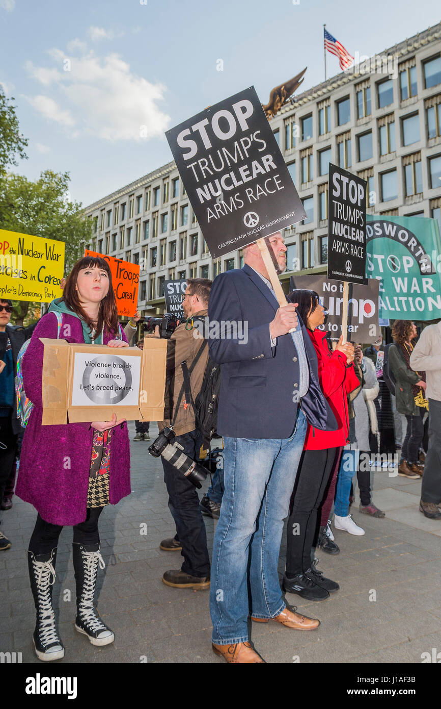 London, UK. 19. April 2017. Ein anti-Trump und anti-Krieg ist Protest außerhalb der US-Botschaft in Grosvenor Square statt. Es wurde organisiert von der Haltestelle der Kriegskoalition und CND. London, 19. April 2107 Credit: Guy Bell/Alamy Live-Nachrichten Stockfoto