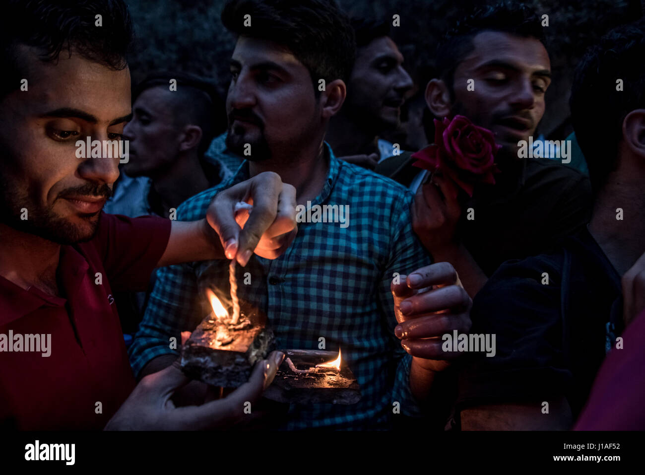 Große Massen von verfolgte Minderheit Gruppe Jesiden feiern Sere Sal oder Yeziden Neujahr mit Öllampen und schnalzenden in monotheistisch, Irakisch-Kurdistan. 18. April 2017 Stockfoto