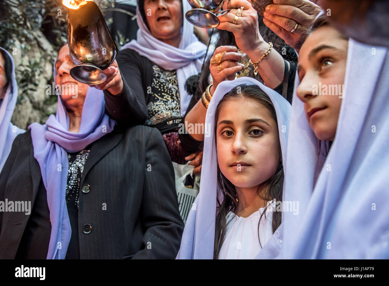 Verfolgte Minderheit Gruppe Jesiden feiern Sere Sal oder Yeziden Neujahr mit Öllampen und schnalzenden in monotheistisch, Irakisch-Kurdistan. Große Menschenmengen in den Tempel-Höfen. 18. April 2017 Stockfoto