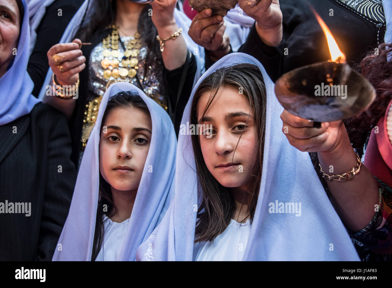 Verfolgte Minderheit Gruppe Jesiden feiern Sere Sal oder Yeziden Neujahr  mit Öllampen und schnalzenden in monotheistisch, Irakisch-Kurdistan. 18.  April 2017 Stockfotografie - Alamy