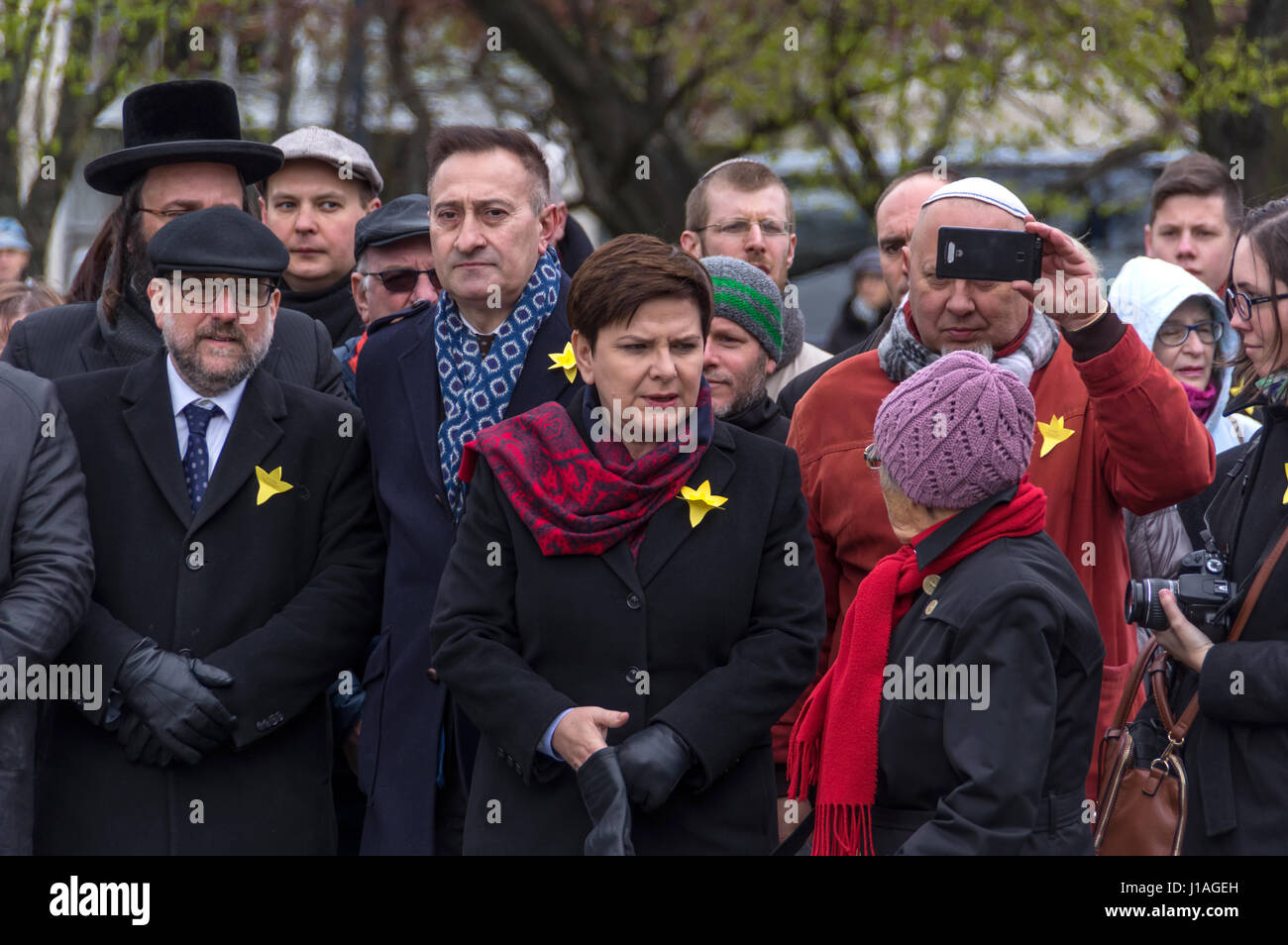 Warschau, Polen. 19. April 2017. Beata Szydlo, Ministerpräsident der Republik Polen (Low und Gerechtigkeit) während der Staatsakt 74 Jahrestag des den Aufstand im Warschauer Ghetto vor dem Ghetto-Helden-Denkmal. Der Abriss des Warschauer Ghettos war ein Teil des deutschen Plans für die Zerstörung von Warschau. Nach zwei Warschauer Aufstände (1943, 1944) wurde die polnische Hauptstadt in Schutt und Asche verwandelt. Etwa 800,000 Palastanlagen wurden während der deutschen Besatzung, unter Ihnen mehr als 300,000 Juden getötet. Bildnachweis: Dario Fotografie/Alamy Live News Stockfoto