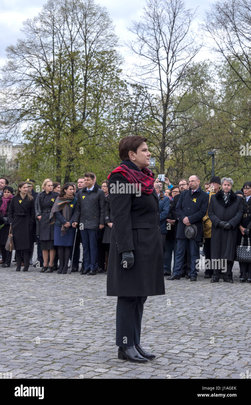 Warschau, Polen. 19. April 2017. Beata Szydlo, Ministerpräsident der Republik Polen (Low und Gerechtigkeit) während der Staatsakt 74 Jahrestag des den Aufstand im Warschauer Ghetto vor dem Ghetto-Helden-Denkmal. Stockfoto