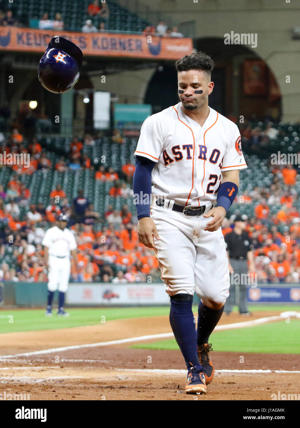 Houston, TX, USA. 19. April 2017. Houston Astros zweiter Basisspieler, wie Jose Altuve (27) reagiert nach Fotomarkierungen zu Hause auf einen versuchten stehlen nach einem Pass-Ball im ersten Inning während der MLB-Spiel zwischen den Los Angeles Angels und die Houston Astros im Minute Maid Park in Houston, Texas. John Glaser/CSM/Alamy Live-Nachrichten Stockfoto