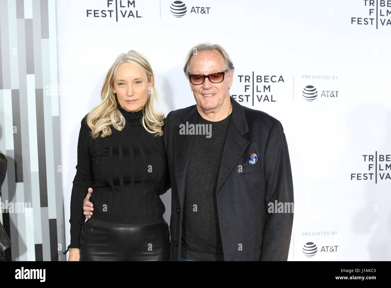 New York, USA. 19. April 2017. Peter Fonda kommt bei der 2017 Tribeca Film Festival Opening Night, Clive Davis: The Soundtrack Of Our lebt Credit: The Foto Zugang/Alamy Live News Stockfoto