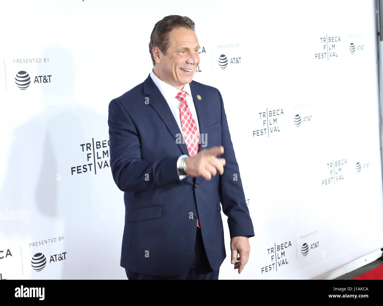 New York, USA. 19. April 2017. Gouverneur von New York, Andrew Cuomo kommt bei der 2017 Tribeca Film Festival Opening Night, Clive Davis: The Soundtrack Of Our lebt Credit: The Foto Zugang/Alamy Live News Stockfoto