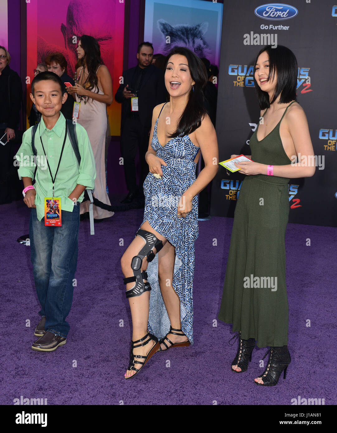 Los Angeles, USA. 18. April 2017. Ming-Na Wen mit Sohn und Tochter 043 bei den Wächtern des Galaxy Vol. 2 premiere im Dolby Theatre in Los Angeles. 19. April 2017. Bildnachweis: Longifilis/USA/Alamy Live-Nachrichten Stockfoto