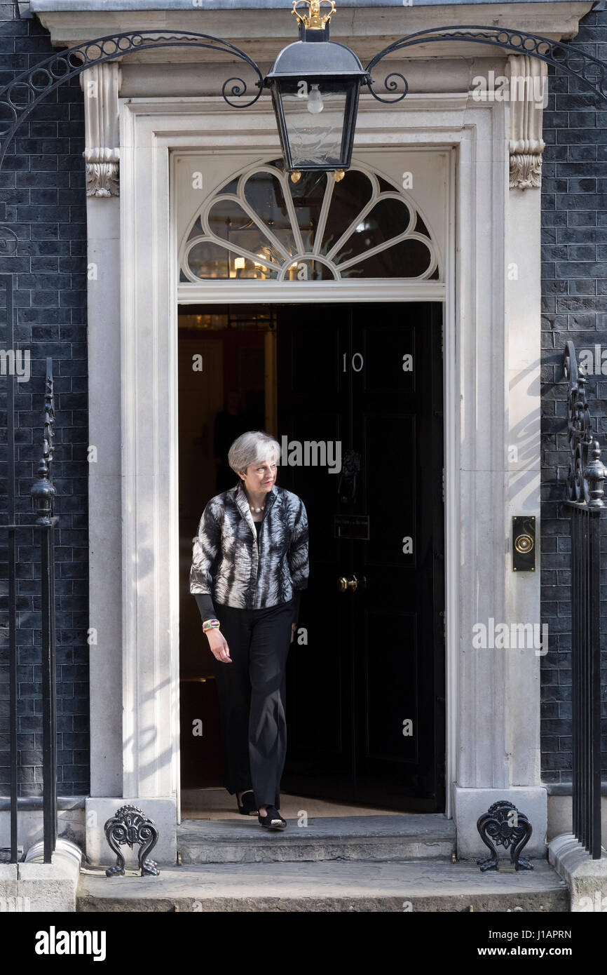 London, UK. 20. April 2017. Theresa kann, der britische Premierminister, verlassen 10 Downing Street, Präsident des Europäischen Parlaments, Antonio Tajani zu begrüßen. 10 Downing Street ist die offizielle Residenz und das Amt des britischen Premierministers, London, UK - Kredit-20. April 2017: Alex MacNaughton/Alamy Live News Stockfoto