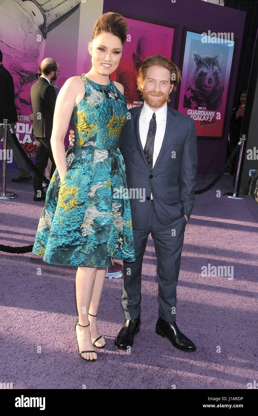 Los Angeles, Kalifornien, USA. 19. April 2017.  Schauspielerin CLARE HOLT, Schauspieler SETH GREEN bei der "Hüter des Galaxy Vol 2'' Premiere statt am El Capitan Theater, Hollywood, Los Angeles Credit: Paul Fenton/ZUMA Draht/Alamy Live News Stockfoto