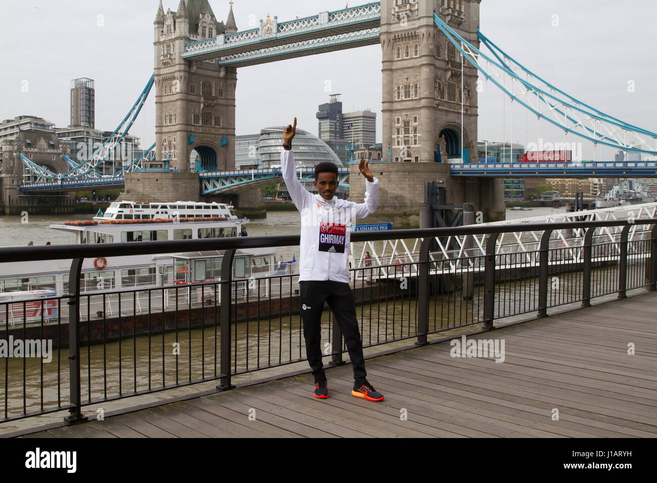 Tower Bridge, UK. 20. April 2017. Virgin Money London Marathon Elite Mann Ghirmay Ghebreslassie (Eritrea) nimmt an einem Fototermin von Tower Bridge vor dem Marathon auf Sonntag, 23. April 2017 Credit: Keith Larby/Alamy Live News Stockfoto