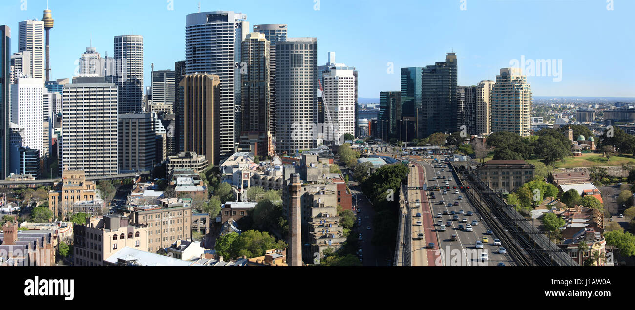 Sydney City Panorama, mit dem Verkehr in die Sydney Harbour Bridge Stockfoto