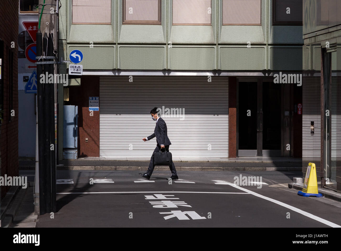 Ein Salaryman in einer Straße in Toranomon, Tokio, Japan. Stockfoto
