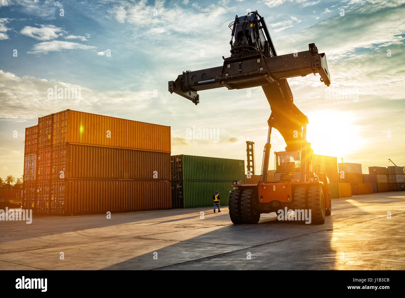 Thailand Laem Chabang Chonburi industrielle Logistik Gabelstapler LKW-Container Versand Fracht im Hafen bei Sonnenuntergang. Stockfoto